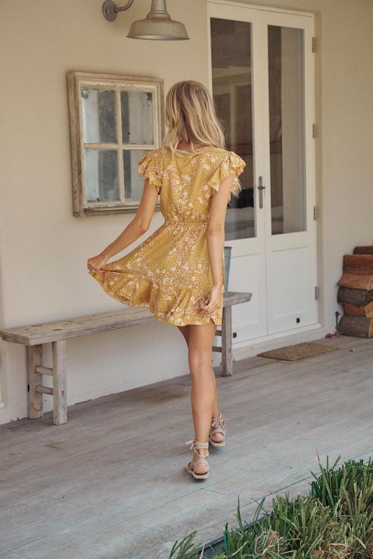 JAASE Rio Print Kira Minikleid Gelb – Trendiges Sommerkleid für jeden Anlass -  L, Kleid, Ärmel, Person, Schuh, Sandale, Kleid, Ärmel, Person, Schuh, Sandale, Kleid, Ärmel, Person, Schuh, Sandale, Kleid, Ärmel, Person, Schuh, Sandale, Kleid, Ärmel, Person