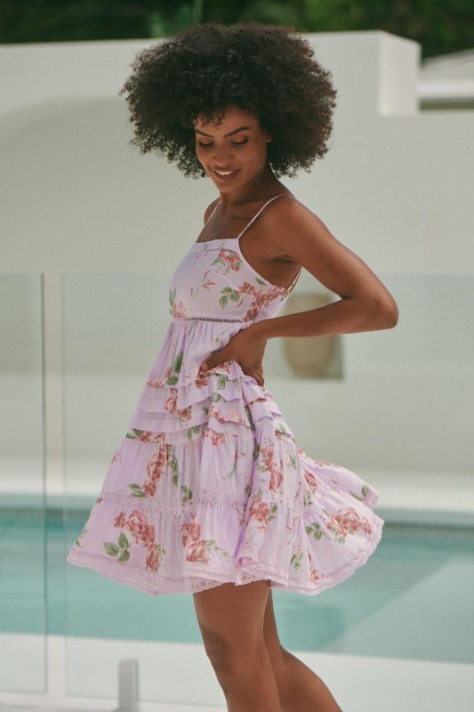 JAASE Wisteria Print Rena Minikleid - Rosa, Vintage Stil für jeden Anlass -  XS, Person, Strandmode, Kleidung, Kopf, Lächeln, Person, Strandmode, Kleidung, Kopf, Lächeln, Person, Strandmode, Kleidung, Kopf, Lächeln, Person, Strandmode, Kleidung, Kopf, Läc